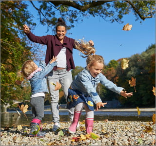 Dışarıda oynayan 2 çocuklu anne