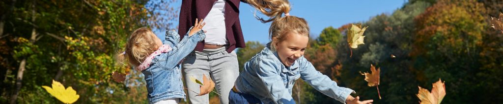 Dışarıda oynayan 2 çocuklu anne