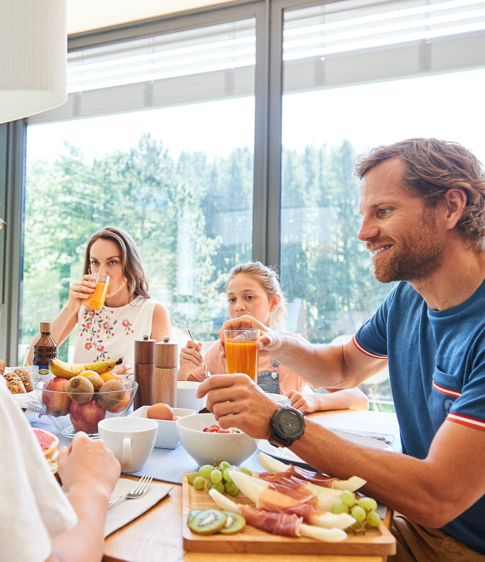 Aile kahvaltı masasında LaVita içiyor