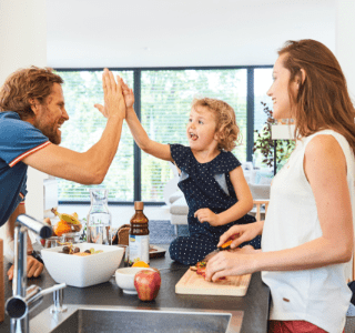 Kahvaltı hazırlayan genç aile