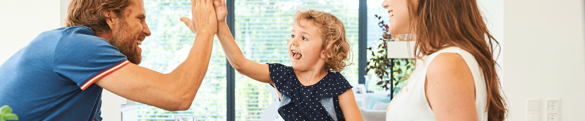 Kahvaltı hazırlayan genç aile