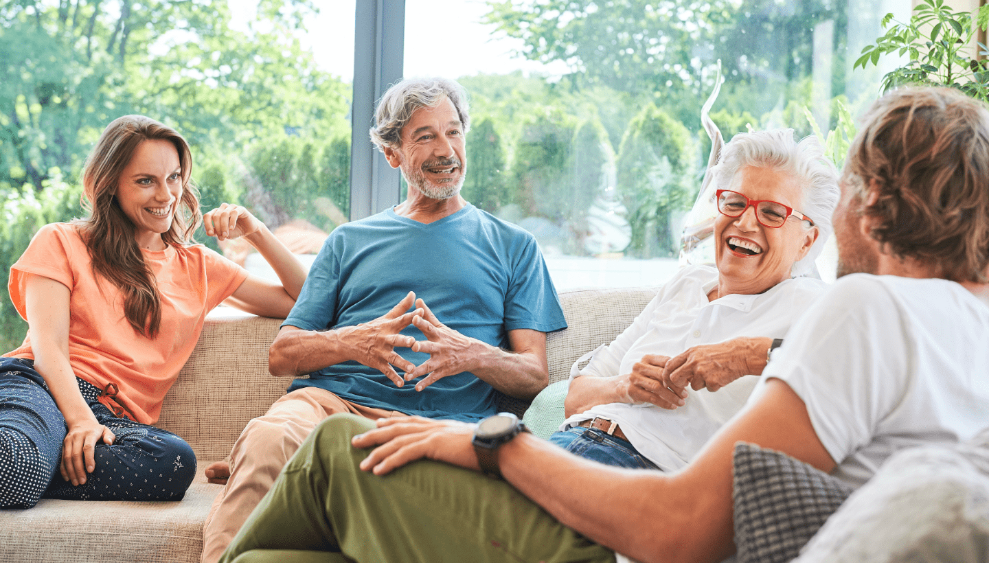 lavita faydalı mı Yaşlı ve genç çift hareketli bir sohbet gerçekleştiriyor
