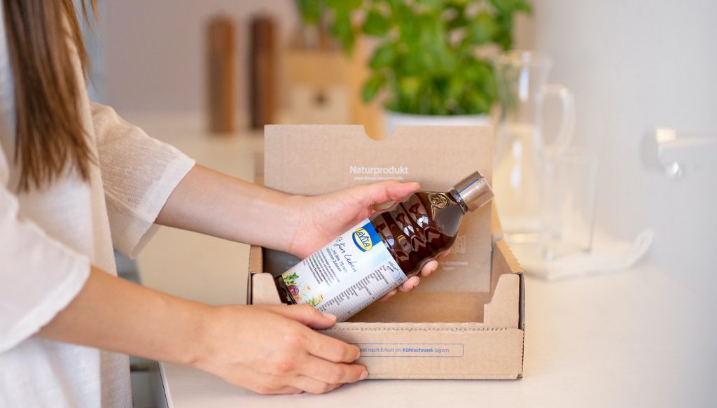 Kadın LaVita'yı dış kutudan çıkarıyor