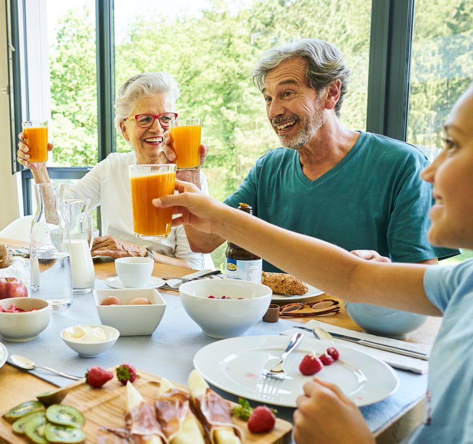 Aile kahvaltı masasında LaVita içiyor