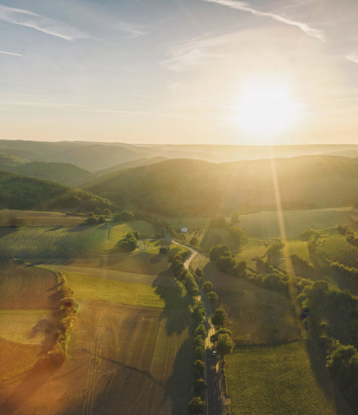 Tarlalar ve tepeler ile manzara