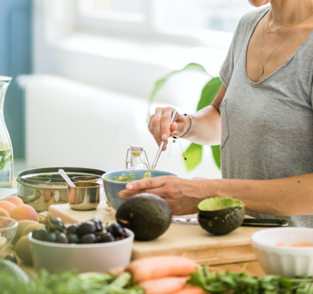 Kadın yemek hazırlar