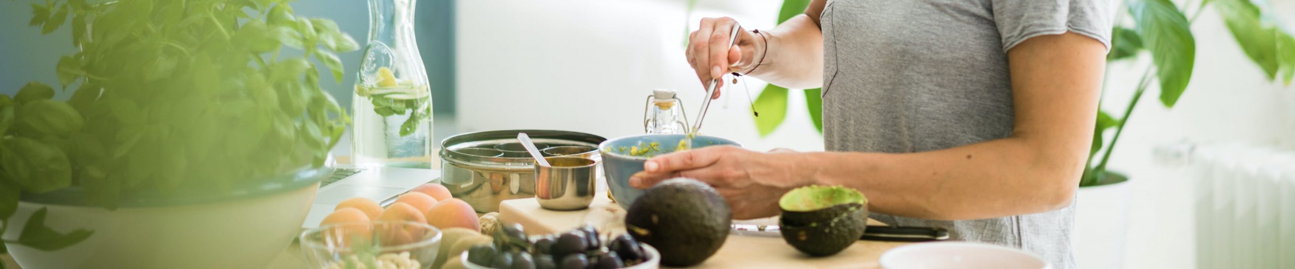 Kadın yemek hazırlıyor