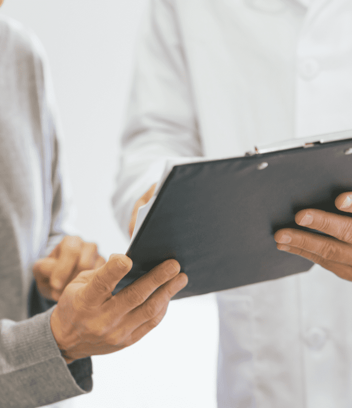 Kadın bir doktordan sağlık raporu alıyor