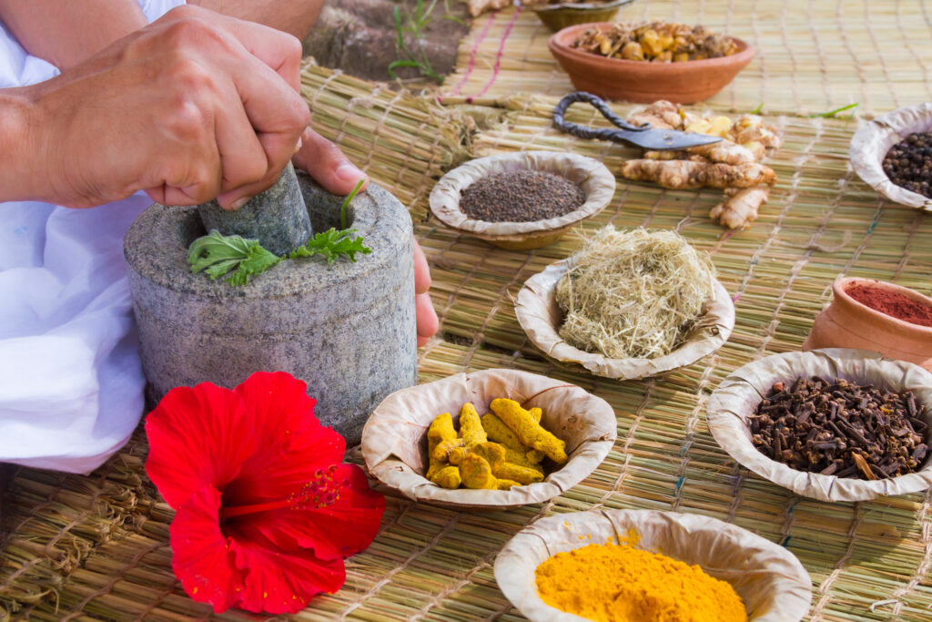 ayurveda Baharatlar ve otlar öğütülür