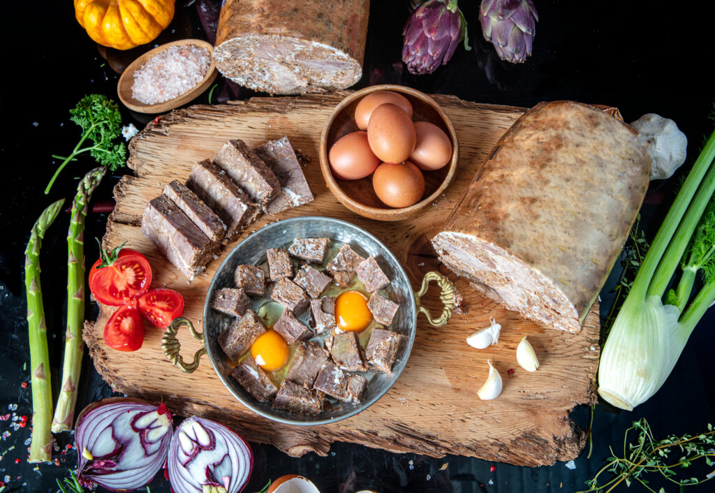 kurban Hindi, yumurta, domates, soğan, sarımsak ile Türk yemeği